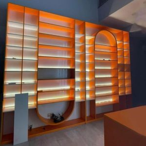 Kệ Trưng Bày Đèn LED Màu Cam Tạo Điểm Nhấn Showroom